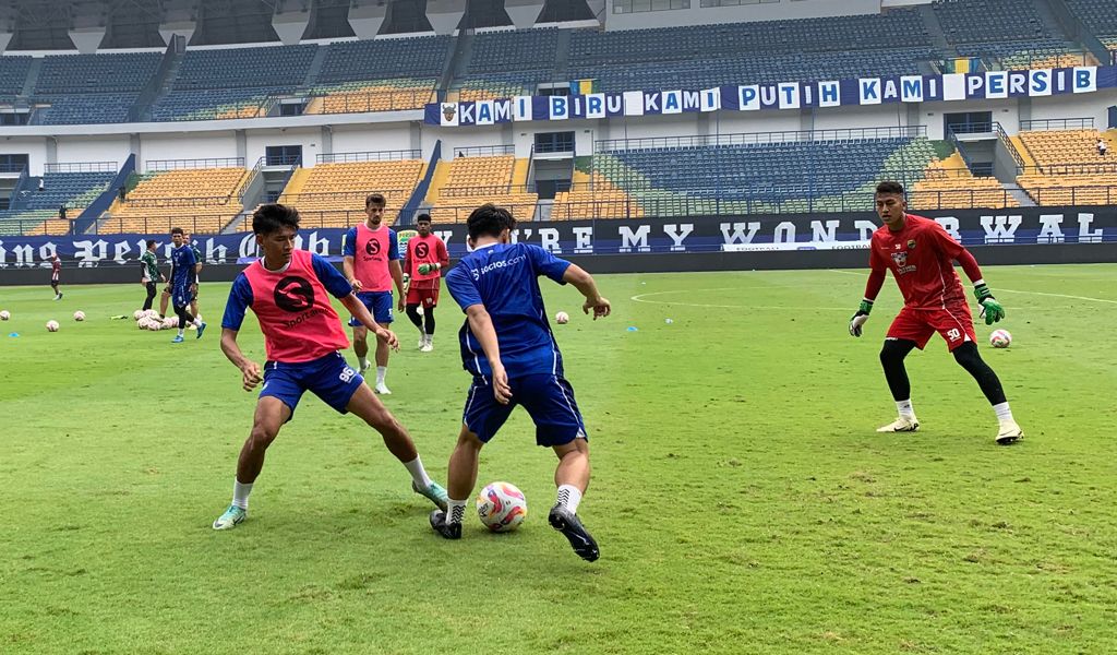 Pemain PERSIB menjalani sesi latihan pemulihan di Stadion Gelora Bandung Lautan Api (GBLA), Senin 23 Desember 2024. (PERSIB.co.id/M. Jatnika Sadili)