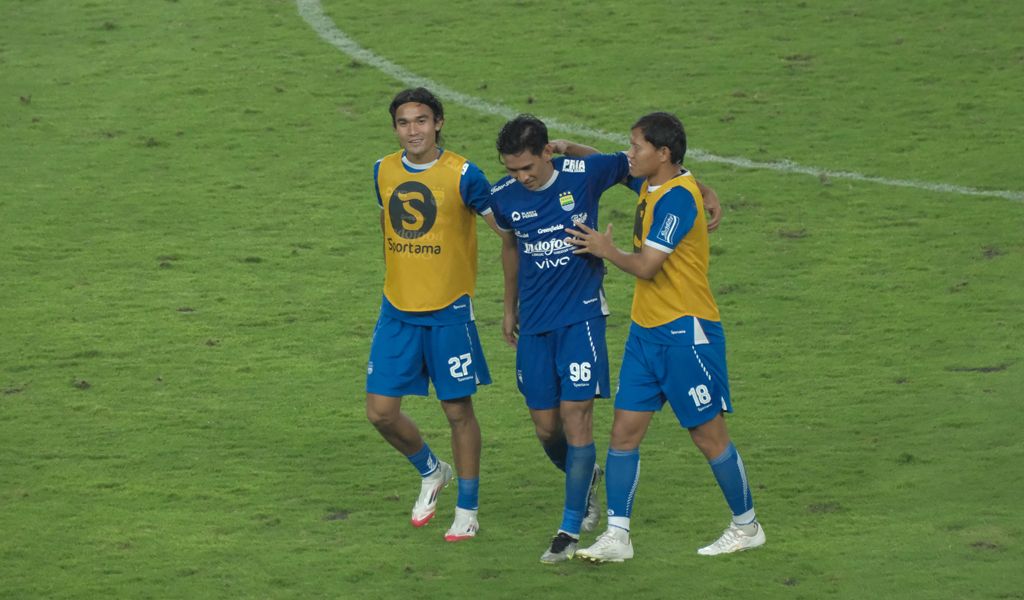 Penyerang PERSIB, Ryan Kurnia merayakan gol ke gawang Persik Kediri bersama Zalnando dan Adam Alis pada pertandingan pekan ke-26 Liga 1 2024/25 di Stadion Gelora Bandung Lautan Api, Rabu, 5 Maret 2025. (PERSIB.co.id/Sutanto Nurhadi Permana)

