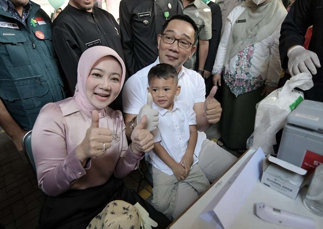 Ridwan Kamil didampingi istri Atalia Praratya  membawa anaknya, Arkana Aidan Misbach (4), ke posyandu untuk imunisasi polio di Posyandu Hapsari Melati 2, Warung Muncang, Kota Bandung,