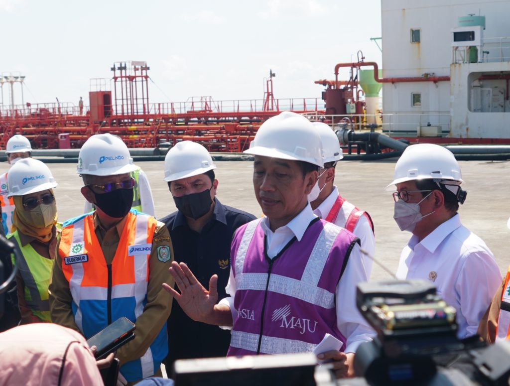 Presiden Jokowi didampingi Seskab Pramono Anung memberikan keterangan pers usai meresmikan Terminal Kijing, Mempawah, Kalbar, Selasa (09/08/2022). (Foto: Humas Setkab/Fitri)


