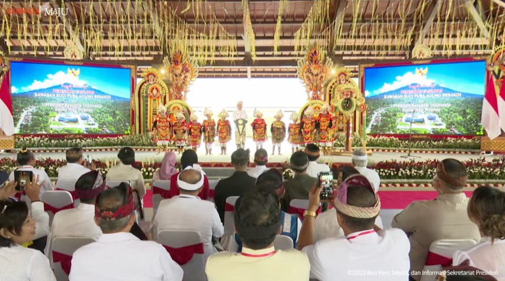 Presiden RI Joko Widodo (Jokowi) didampingi Ibu Iriana Jokowi meresmikan Fasilitas Kawasan Suci Pura Agung Besakih, di Karangasem, Bali, Senin (13/03/2023) siang.