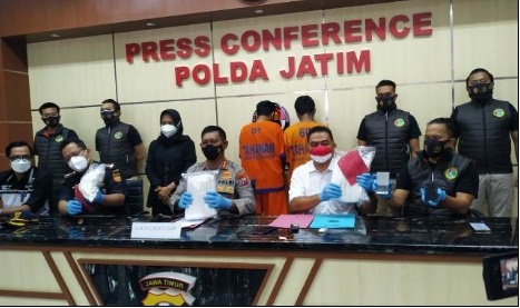Kabid Humas Polda Jatim Kombes Gatot Repli Handoko didampingi  Kabag Bin Ops Ditreskoba Polda Jatim AKBP Samsul Makali dan dari Bea Cukai Pelabuhan Tanjung Perak Surabaya, Sodikin  pada Selasa (19/10/2021)