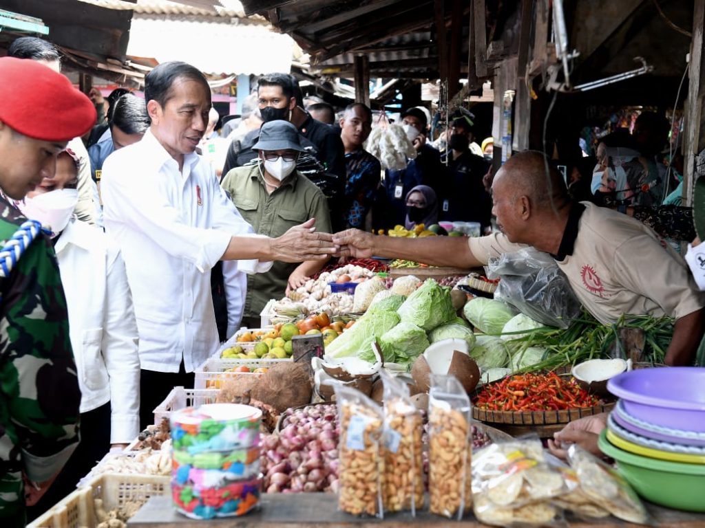 Presiden Jokowi meninjau aktivitas perdagangan yang ada di Pasar Sambonggede, Kabupaten Tuban, Provinsi Jawa Timur, pada Kamis (06/04/2023). (Foto: BPMI Setpres/Kris)


