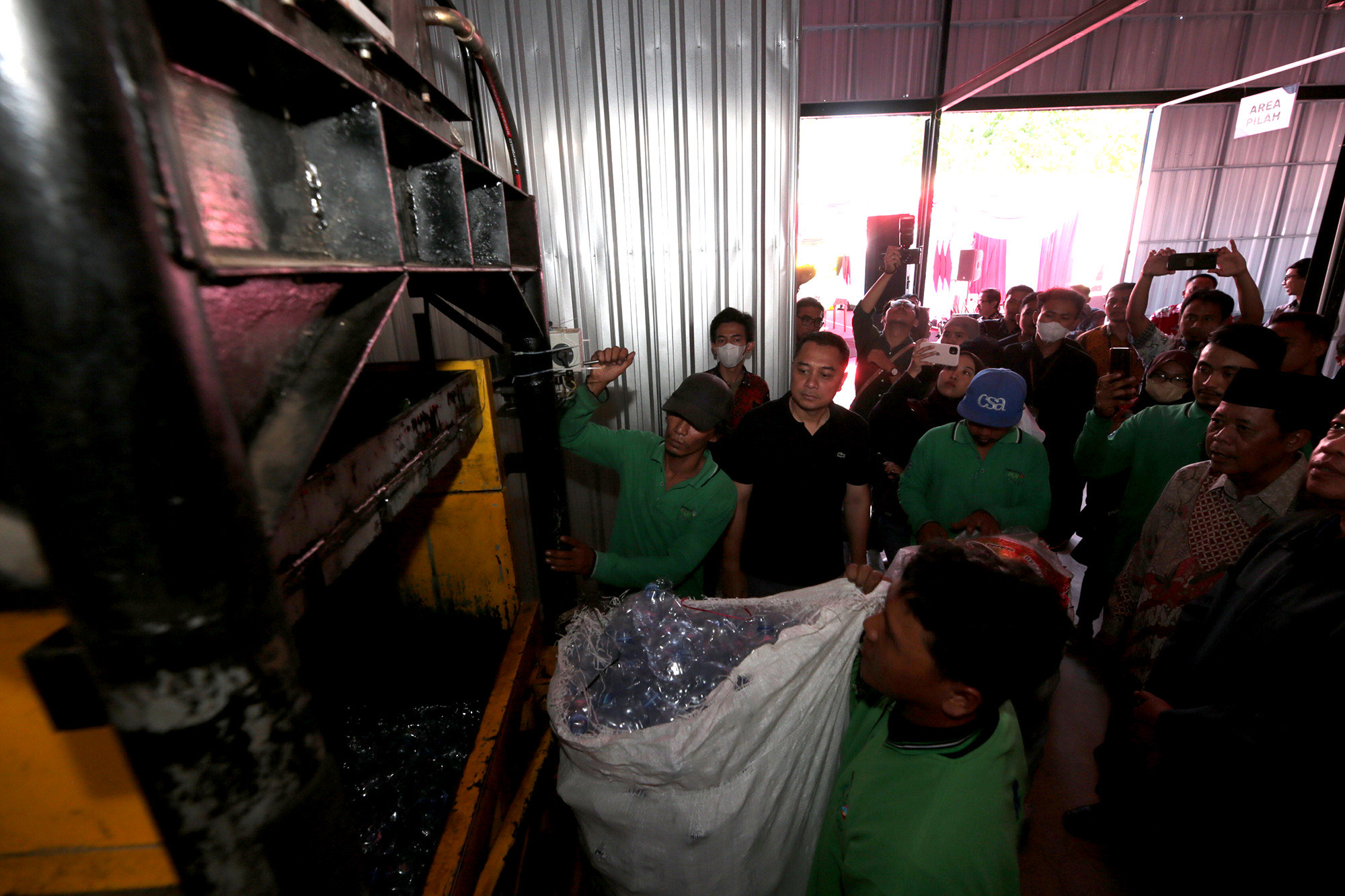 Wali Kota Surabaya Eri Cahyadi meresmikan gedung Bank Sampah Induk Surabaya di komplek kantor Dinas Lingkungan Hidup Kota Surabaya, Jalan Menur 31 A Surabaya, Jumat (1/9/2023). 