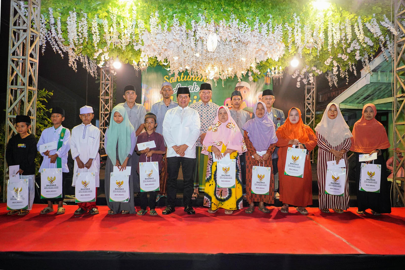 Pj. Wali Kota Nurkholis kembali membagikan sedikit kebahagiaan bersama puluhan anak yatim dan duafa dalam acara Santunan Anak Yatim yang diselenggarakan Pemkot Probolinggo bersama Baznas Kota Probolinggo, Senin (22/7) malam.