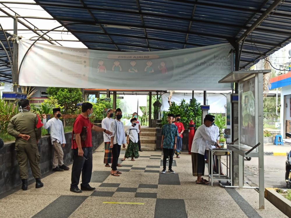 NEGATIF CORONA: Ratusan Santri asal Bali yang menjalani rapid tes di Pelabuhan Gilimanuk. Mereka pulang ke kampung asalnya menyusul Pemerintah setempat memberlakukan penanggulangan Covid-19, Minggu (5/4). Foto: (HMP/ide). 

