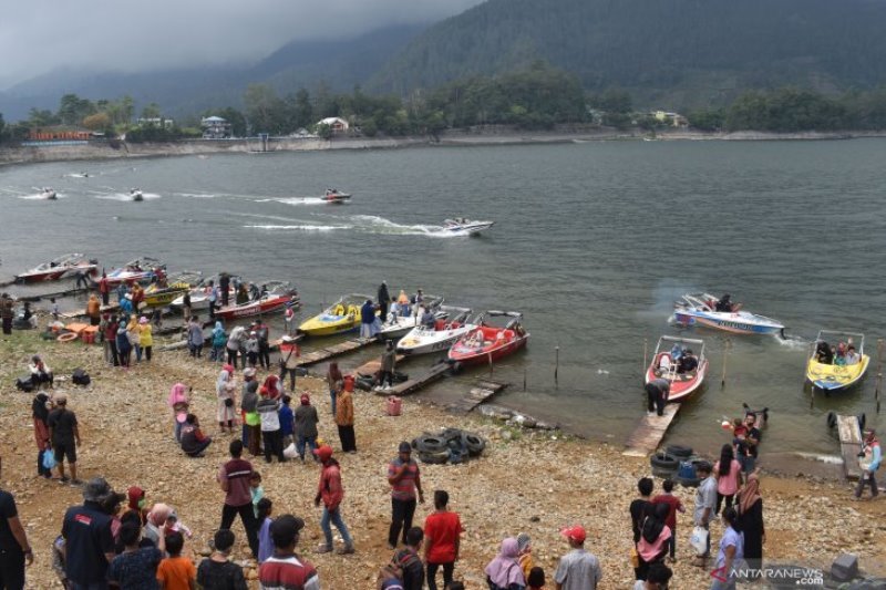 Wisatawan berkunjung ke kawasan wisata Telaga Sarangan, Kabupaten Magetan, Jawa Timur, Sabtu (31/10/2020). Dinas Pariwisata setempat memprediksi jumlah kunjungan wisata ke kawasan telaga yang berada di lereng Gunung Lawu tersebut selama lima hari masa lib