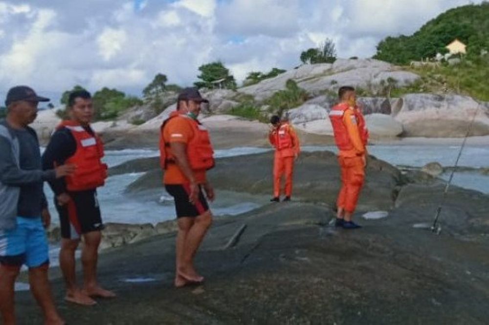 Tim SAR Pangkalpinang melakukan pencarian korban yang hilang saat memancing di pantai Sungailiat(babel.antaranews.com/kasmono)
