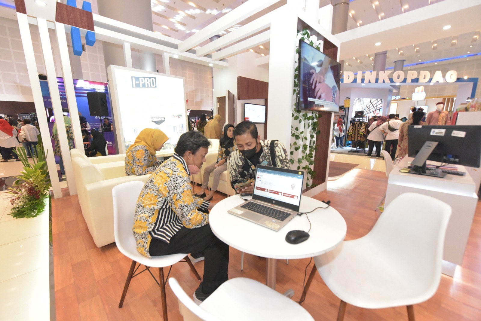 Pemerintah Kota (Pemkot) Surabaya resmi menutup pameran Surabaya Great Expo (SGE) 2023 di Exhibition Hall Grand City Surabaya pada Minggu (20/8/2023) malam.