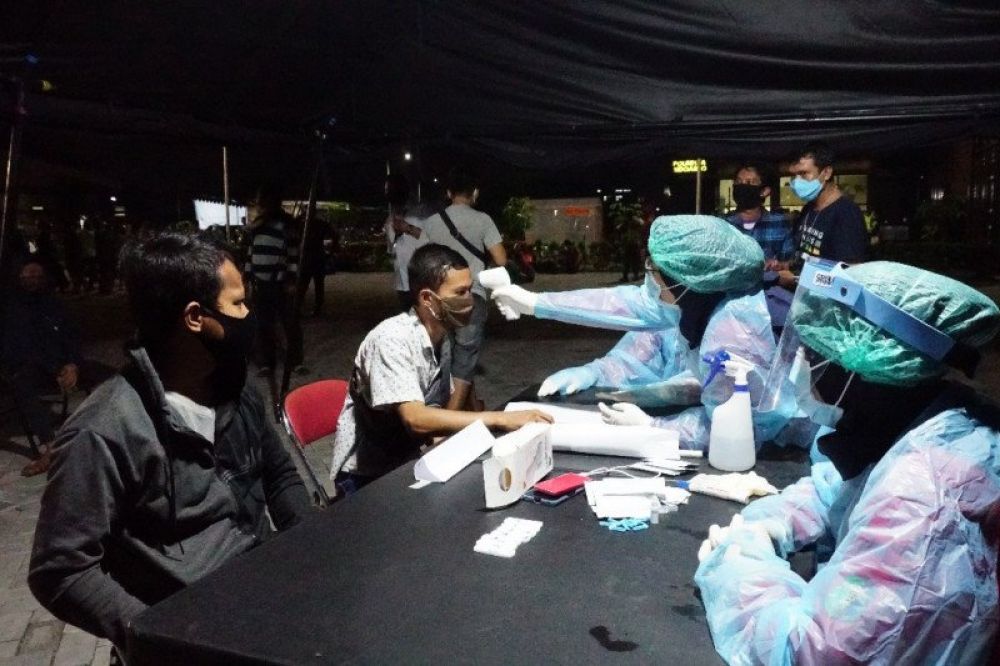 Pelaksanaan "rapid test" kepada pelanggar jam malam PSBB di Sidoarjo, Jawa Timur pada Selasa (5/5/2020) malam. (FOTO ANTARA/HO- Humas Polresta Sidoarjo/IS)