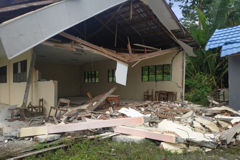 Sekolah ambruk yang merupakan bagian dari 103 satuan pendidikan yang rusak akibat gempa berkekuatanmagnitido 6,2 di Sulawesi Barat.(FOTO ANTARA/ HO-Disdikbud Sulbar)