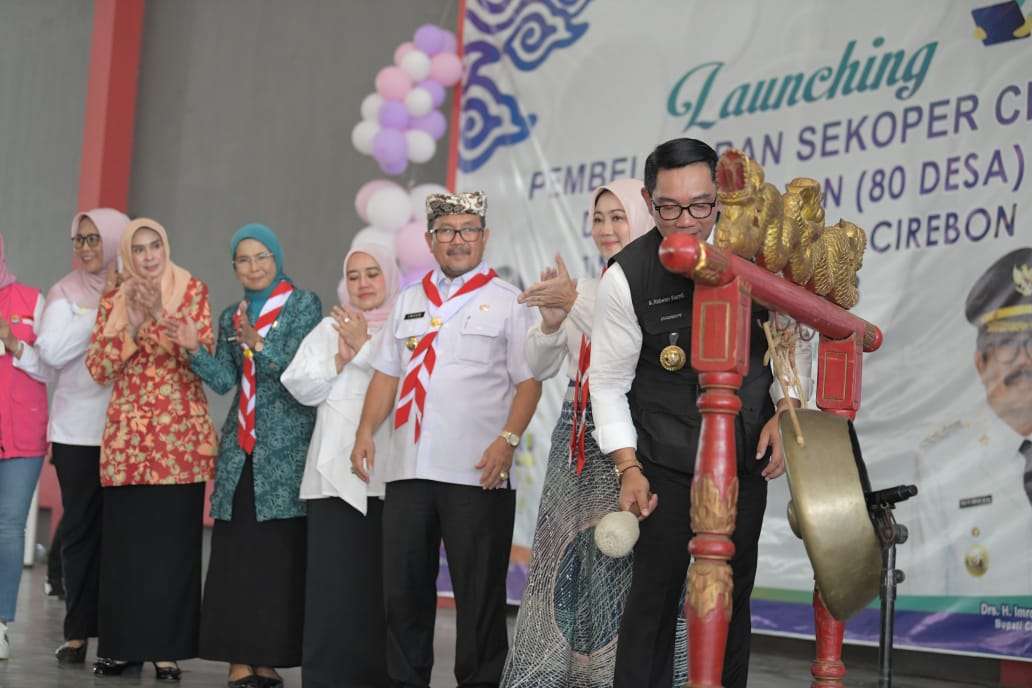 Gubernur Jawa Barat Ridwan Kamil saat meluncurkan pembelajaran Sekoper Cinta di 80 desa mencakup 40 kecamatan di Kabupaten Cirebon, di halaman GOR Ranggajati Sumber, Rabu (25/1/2023). 