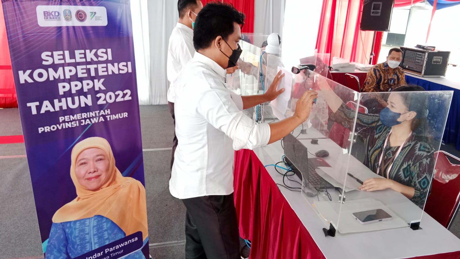 Seleksi kompetensi Pegawai Pemerintah dengan Perjanjian Kerja Tenaga Teknis Pemprov Jatim Tahun Anggaran 2022 di Kantor Regional II BKN Surabaya, Minggu (2/4/2023).
foto: Prasetyo

