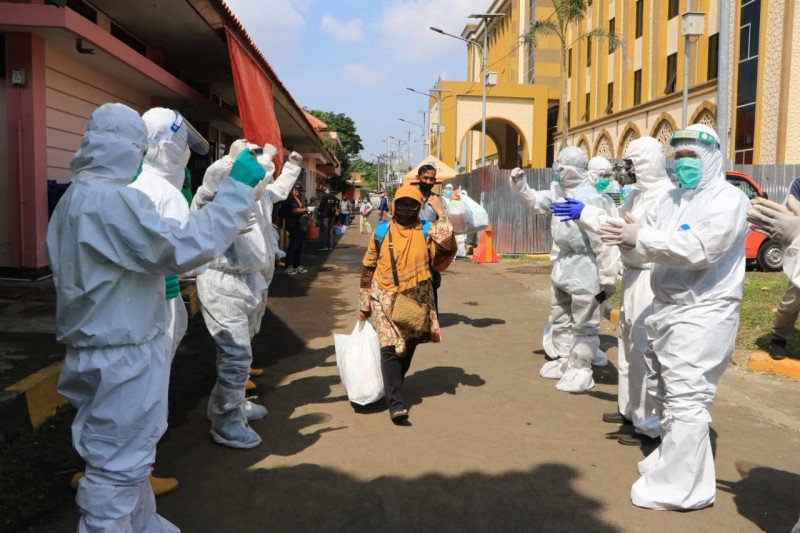 Dokumentasi - Sejumlah warga yang dinyatakan sembuh dari COVID-19 saat dipulangkan dari tempat karantina di Asrama Haji Surabaya, Kamis (2/6/2020). (ANTARA/HO-Humas Pemkot Surabaya) 