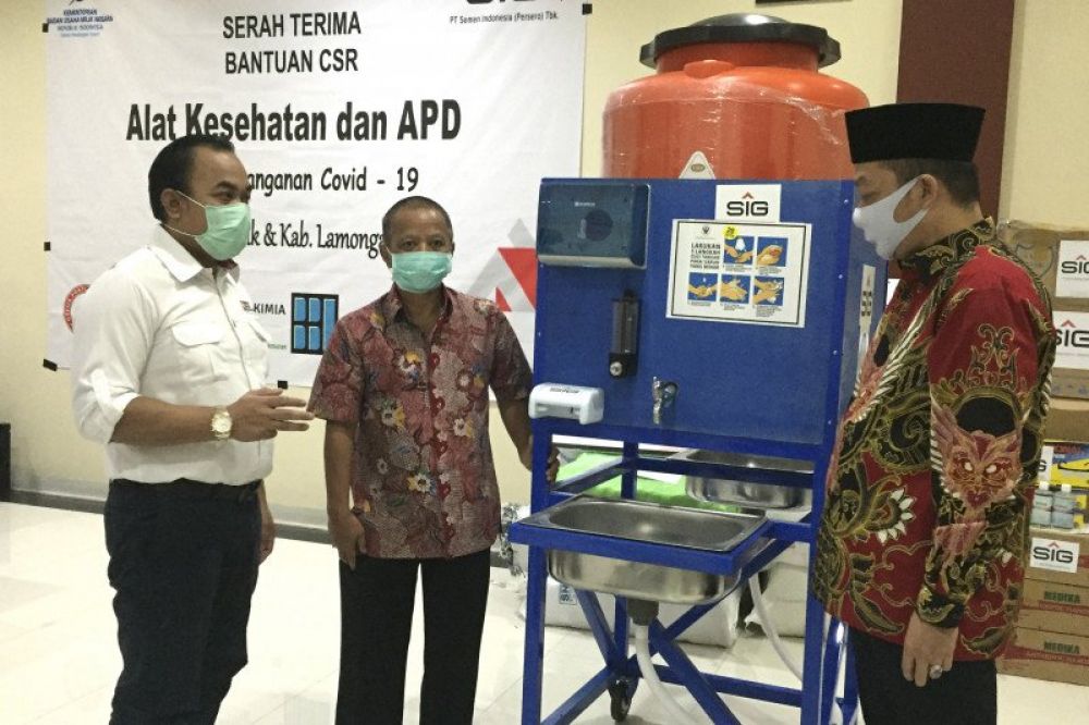 Semen Indonesia Salurkan Alkes dan APD di Gresik dan Lamongan