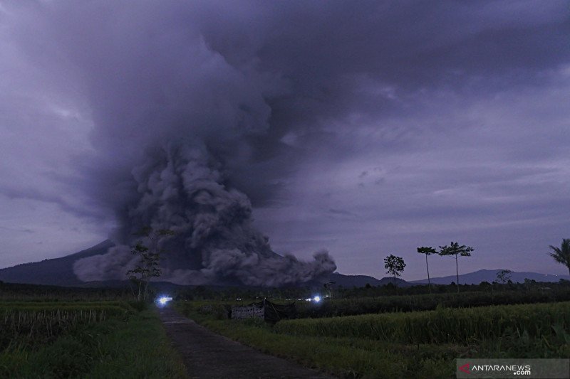 Luncuran awan panas Gunung Semeru terpantau dari Kecamatan Pronojiwo, Lumajang, Jawa Timur, Selasa (1/12/2020). ANTARA FOTO/Seno/rwa. (ANTARA FOTO/SENO)

