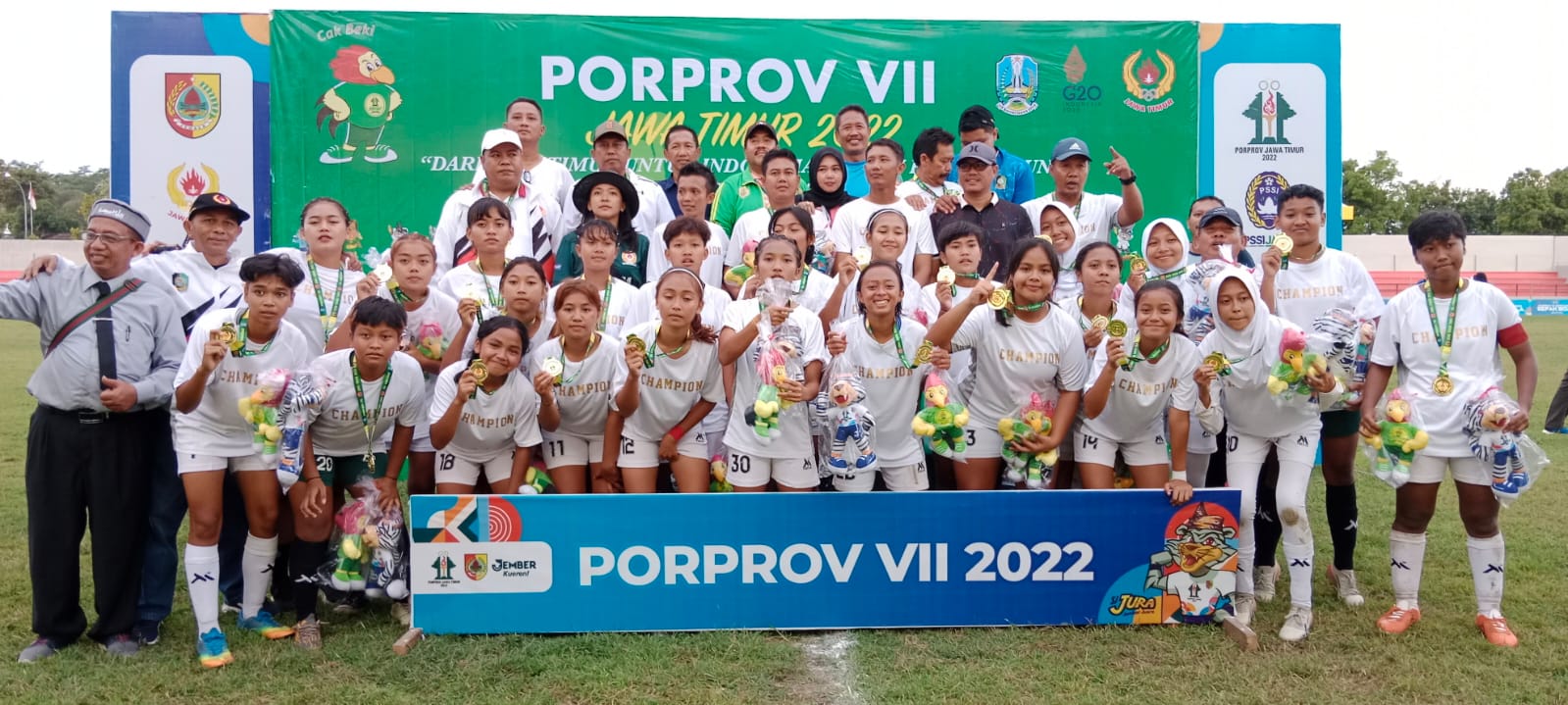 Tim putri Banyuwangi memenangi laga final sepakbola putri Porprov VII/2022 Jatim saat lawan Bondowoso dengan skor 5-0 di partai final yang dilangsungkan di Stadion Notohadinegoro Jember, Jumat (1/7/2022)