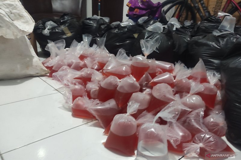 Ribuan kantong miras oplosan diamankan Satnarkoba Polres Cianjur, Jawa Barat, dari belasan warung berkedok depot jamu yang beroperasi di sejumlah titik mulai dari Jalan Raya Bandung-Cianjur, hingga kota Cianjur, Sabtu (27/2/2021. ANTARA/Ahmad Fikri


