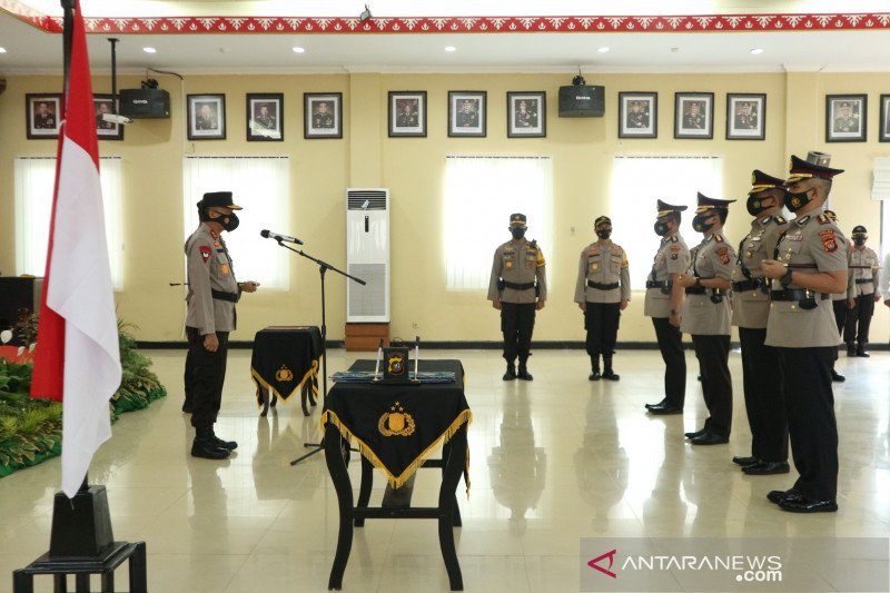 Kapolda Sultra Irjen Pol Yan Sultra Indrajaya memimpin serah terima jabatan Kapolres Buton dan Kapolres Bombana (Foto: ANTARA/sarjono-Humas Polda Sultra)

