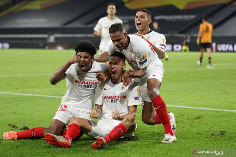 Gelandang Sevilla Lucas Ocampos (tengah) merayakan gol yang dicetaknya ke gawang Wolverhampton Wanderers dalam pertandingan perempat final Liga Europa yang dimainkan di Schauinsland-Reisen-Arena, Duisburg, Jerman Selasa (11/8/2020). (ANTARA/AFP/FRIEDEMANN