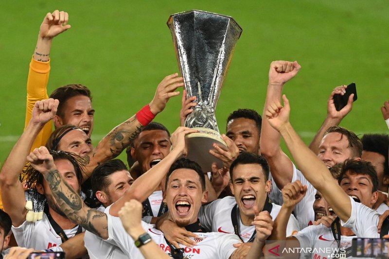 Para pemain Sevilla merayakan keberhasilannya menjuarai Liga Europa setelah mengalahkan Inter Milan pada pertandingan final yang dimainkan di Stadion RheinEnergie, Cologne, Jerman, Jumat (21/8/2020). (ANTARA/AFP/INA FASSBENDER)

