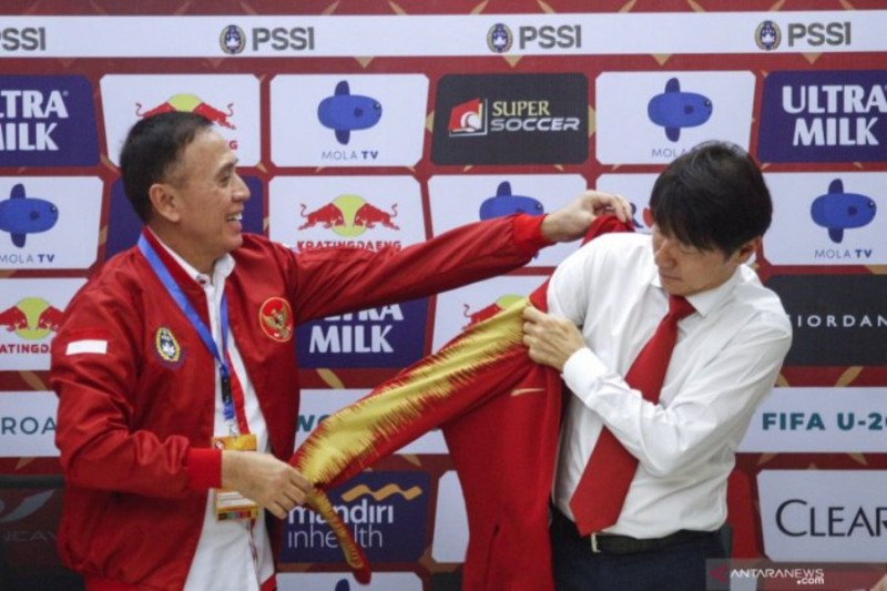 Ketua Umum PSSI Mochamad Iriawan (kiri) memakaikan jaket Timnas Indonesia ke Pelatih Timnas Indonesia Senior yang baru Shin Tae-Yong (kanan) di Stadion Pakansari, Cibinong, Bogor, Jawa Barat, Sabtu (28/12/2019). (ANTARA FOTO/Yulius Satria Wijaya/wsj)

