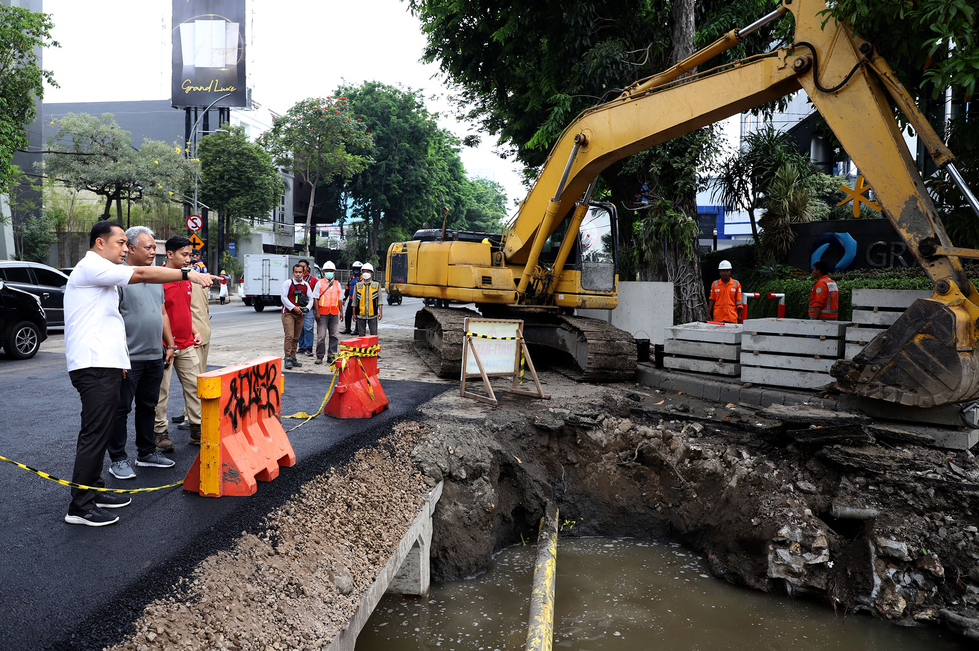 Pemkot Surabaya terus berupaya mengatasi genangan air ketika memasuki musim penghujan. Salah satunya dengan cara membuat saluran dan crossing (sodetan) di 55 titik di seluruh wilayah Kota Surabaya
