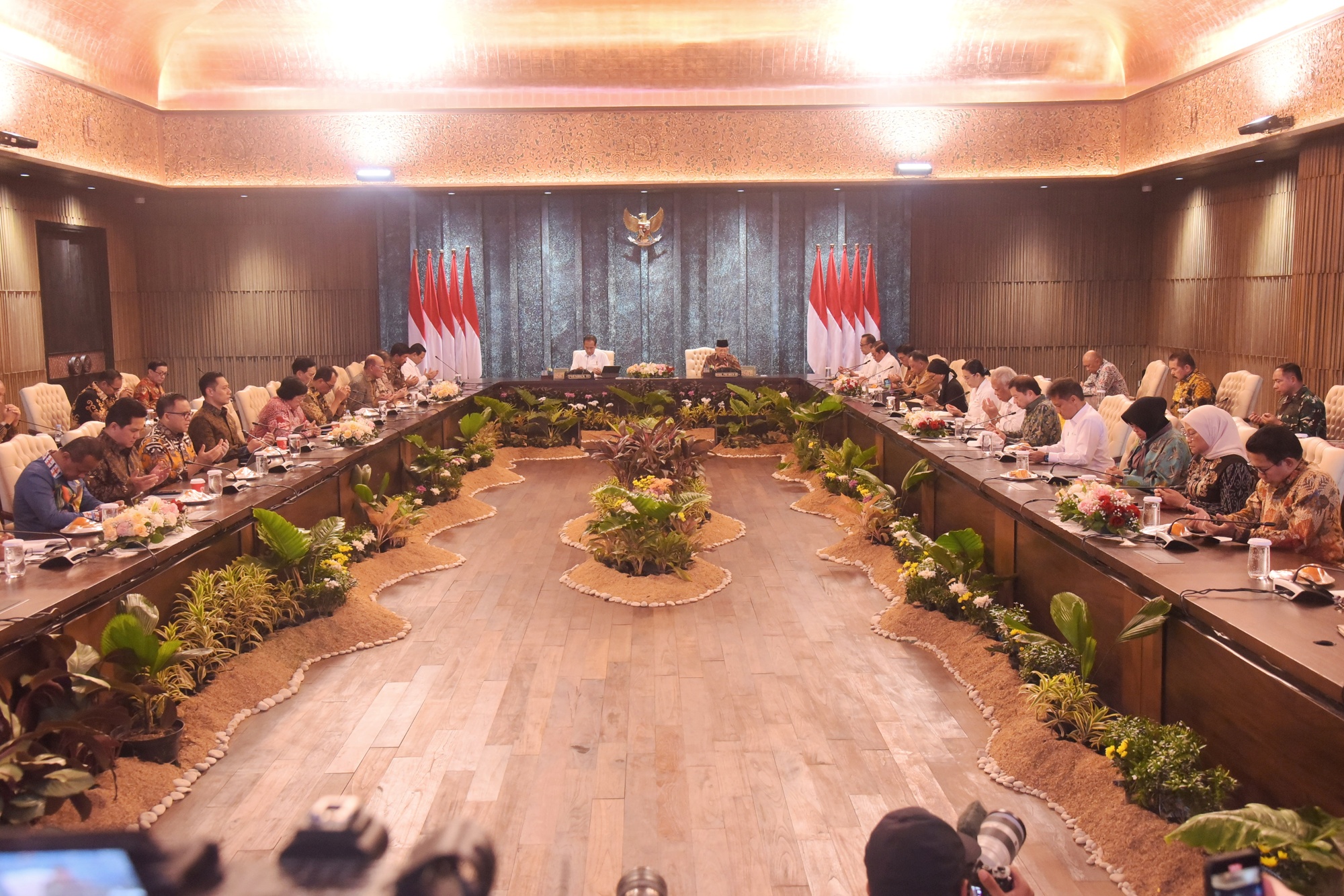 Presiden Joko Widodo (Jokowi) dan Wakil Presiden Ma’ruf Amin memimpin Sidang Kabinet Paripurna (SKP) di Istana Garuda, Ibu Kota Nusantara, Kalimantan Timur, Senin (12/08/2024). (Foto: Humas Setkab/Rahmat)


