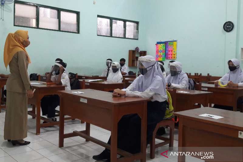 Siswa SMP Negeri 3 Kabupaten Temanggung, Jawa Tengah, sedang melakukan simulasi pembelajaran tatap muka. (FOTO ANTARA/Heru Suyitno)

