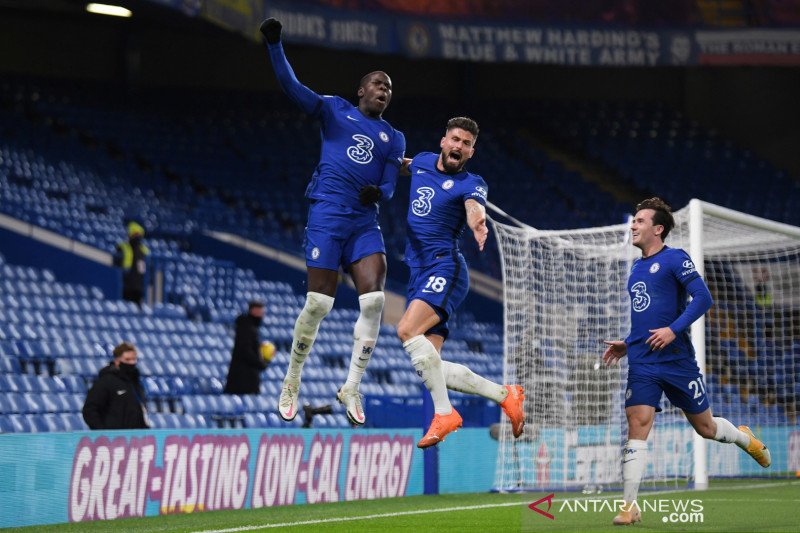 Pemain Chelsea Kurt Zouma melakukan selebrasi usai mencetak gol kedua ke gawang Leeds United bersama Olivier Giroud dan Ben Chilwell pada pertandingan Liga Premier di Stamford Bridge, London, Inggris, Sabtu (5/12/2020). REUTERS/Mike Hewitt/WSJ/djo (Pool v