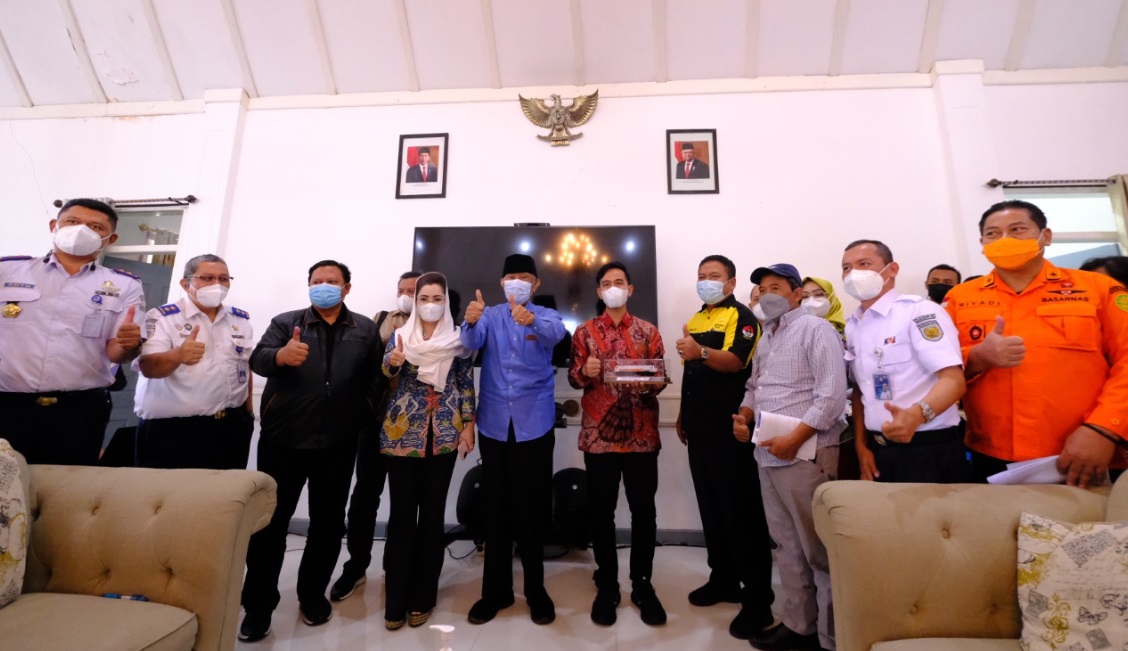 Gibran,bersama rombongan Komisi V DPR RI dan PT KAI terkait kesiapan Stasiun Kereta Api Balapan dan stasiun pendukung di Solo Raya untuk kesiapan mudik lebaran tahun 2022, di Joglo Stasiun Balapan Surakarta, Kamis (7/4/2022).