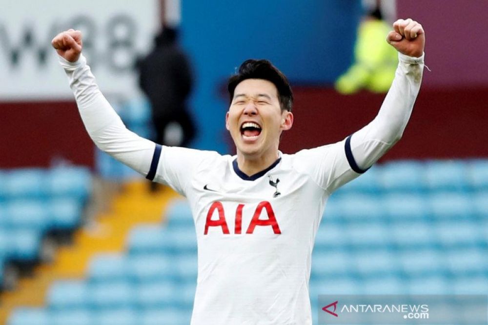 WAJIB MILITER: Pemain Tottenham Hotspur Son Heung-min merayakan kemenangan atas Aston Villa pada pertandingan Liga Inggris di Villa Park, Birmingham, Minggu (16/2). Gol Son diujung laga bawa Hotspur menang atas Villa dengan skor 3-2. ANTARA FOTO/Action Im