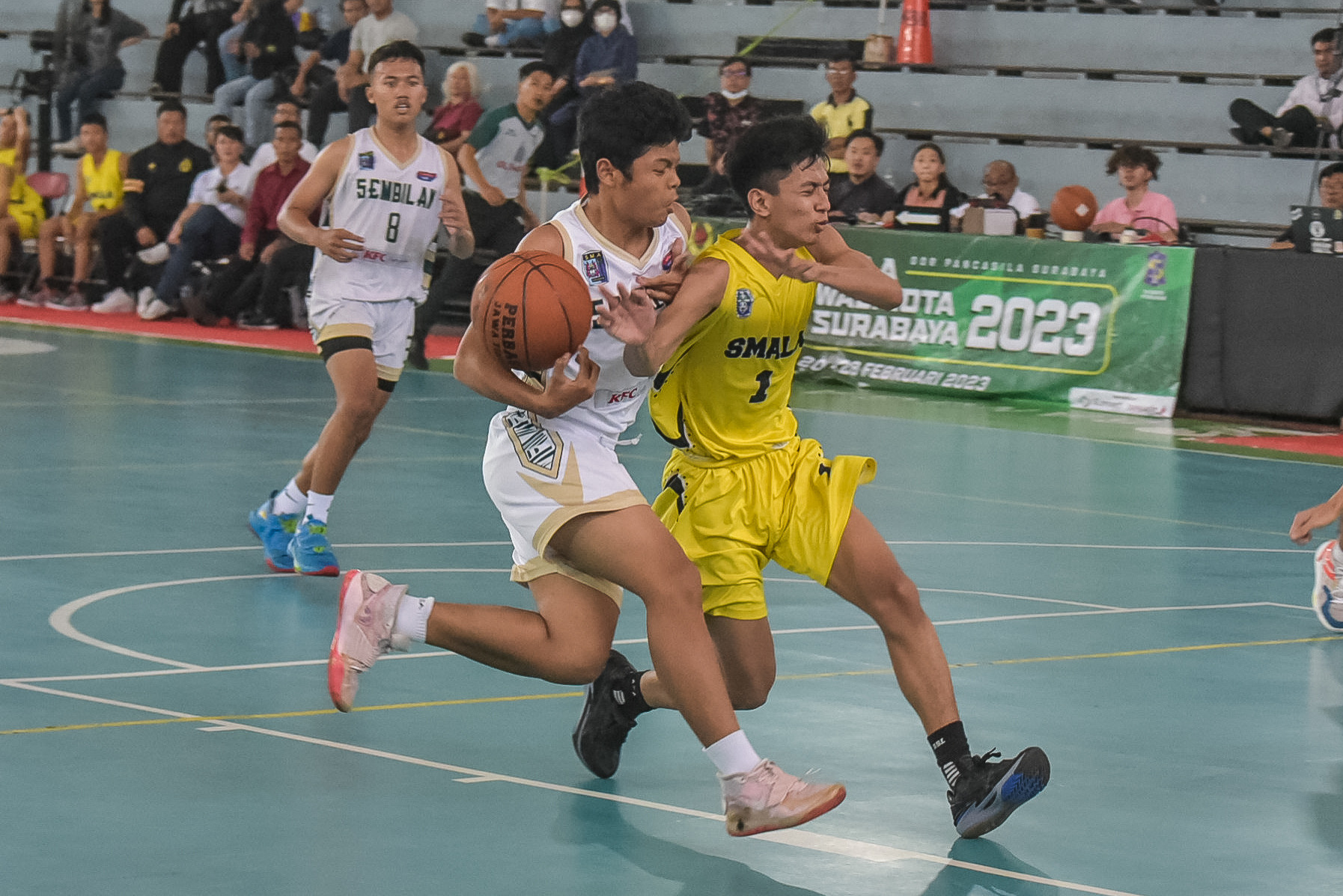 Pemkot Surabaya pertama kali menggelar Kejuaraan Bola Basket “Piala Walikota Surabaya” tingkat pelajar SMA/SMK/MA se-Surabaya Raya, di Gelora Pancasila, Senin (20/2/2023).