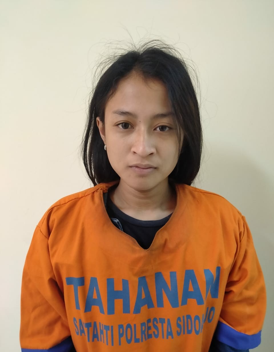 Tersangka Devanda Putri Arum Mawarni saat diamankan di Mapolresta Sidoarjo. (FOTO: HMP/lis)
