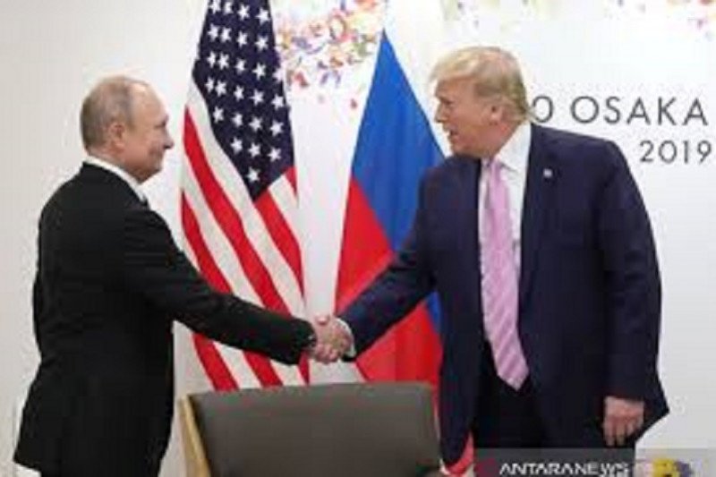 Presiden Rusia Vladimir Putin (kiri) berjabat tangan dengan presiden Amerika Serikat saat itu, Donald Trump, dalam sebuah pertemuan di sela-sela Konferensi Tingkat Tinggi G20 di Osaka, Jepang, Jumat (28/6/2019). (ANTARA FOTO/Sputnik/Mikhail Klimentyev/Kre