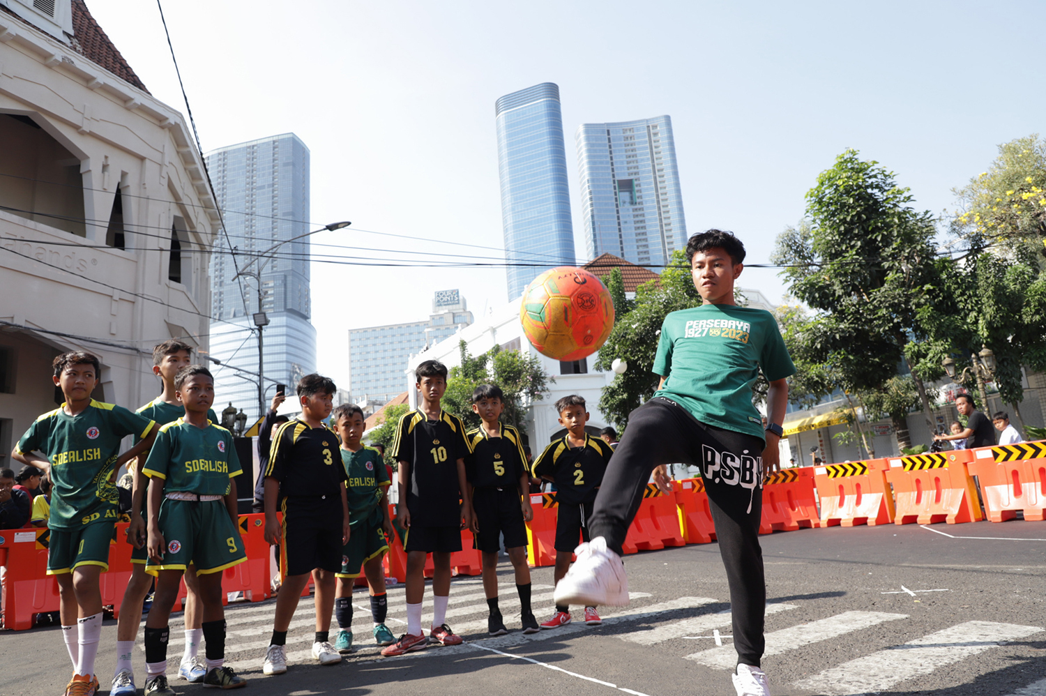 Semarak Piala Dunia U-17, Pemkot Surabaya Gelar Street Soccer di CFD Tunjungan dan Darmo