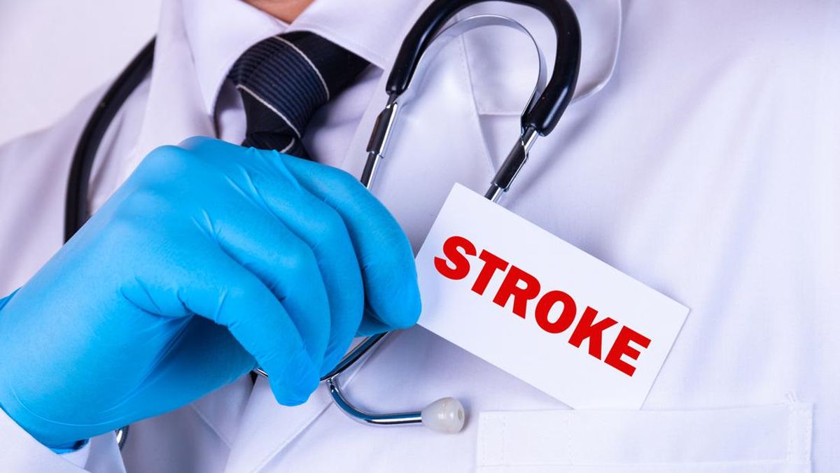 Stroke adalah kehilangan fungsi otak yang diakibatkan oleh berhentinya suplai darah ke bagian otak. Berhentinya ini karena adanya gangguan pembuluh darah otak yaitu gangguan peredaran darah otak non traumatik.