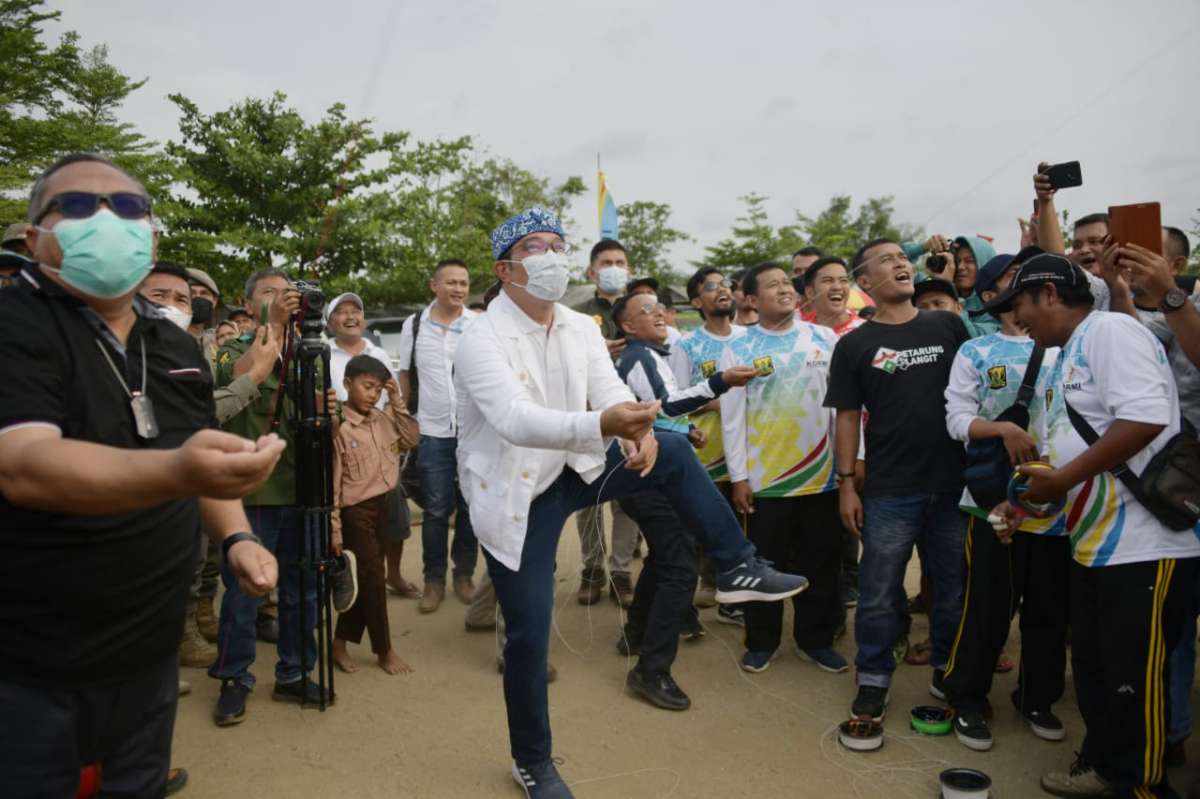 Gubernur Jawa Barat Mochamad Ridwan Kamil mengikuti kegiatan permainan tradisional di tepi Pantai Palangpang, Desa Ciwaru, Kecamatan Ciemas, Kabupaten Sukabumi, Jumat (26/8/2022). 
