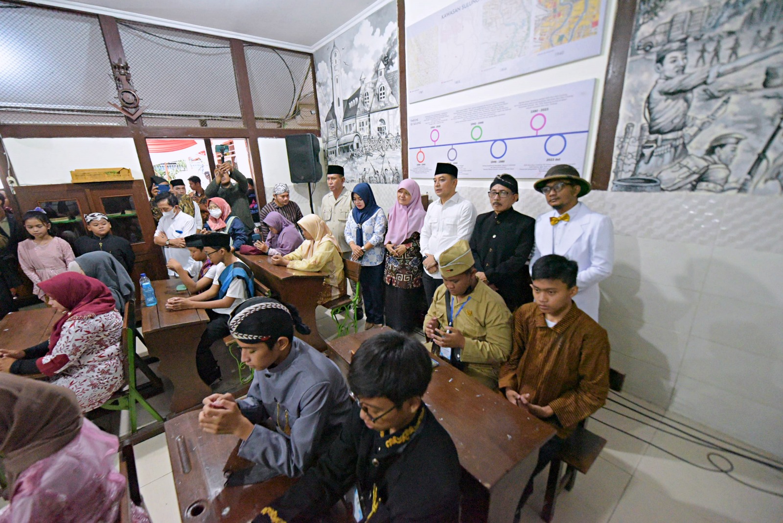 Wali Kota Surabaya Eri Cahyadi bersama sejumlah Wakil Ketua dan Anggota DPRD Surabaya pada acara pengembalian nama sekolah yang terletak di Jalan Sulung Sekolahan No 1/87