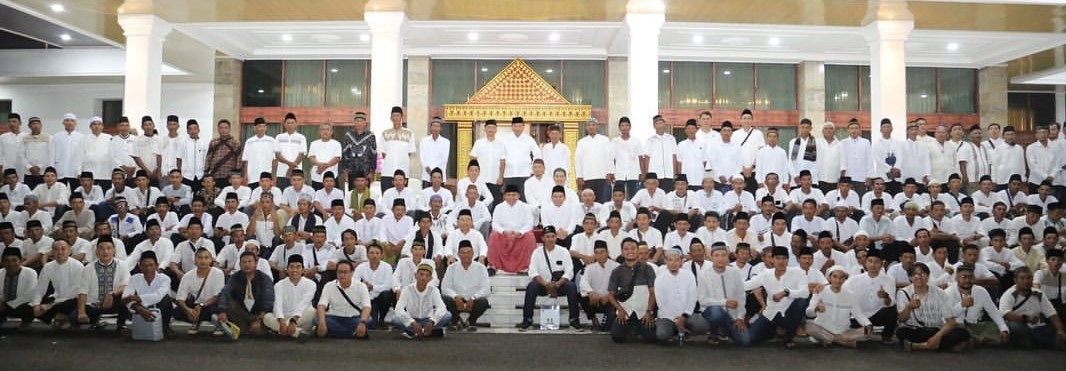 Gubernur Herman Deru saat pengajian ramadhan tahun 1444 H di Griya Agung Palembang, Minggu (9/4/2023).
