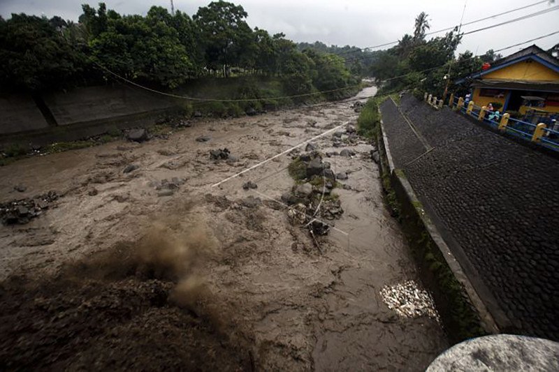 Ilustrasi - Warga mengamati aliran sungai Ciliwung yang keruh di Bendungan Katulampa ,Kota Bogor, Jawa Barat, Selasa (19/1/2021). Kondisi air sungai Ciliwung menghitam karena bercampur dengan material bekas longsor dan banjir di kawasan Puncak. (ANTARA FO