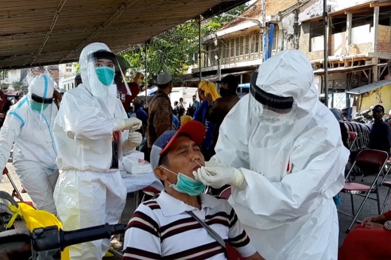 Sejumlah pedagang mengikuti rapid test dan swab yang digelar Pemkot Surabaya di Pasar Pabean dan Jalan Panggung, Kota Surabaya, Jatim, pada Sabtu (25/7/2020). (FOTO ANTARA/HO-Humas Pemkot Surabaya)