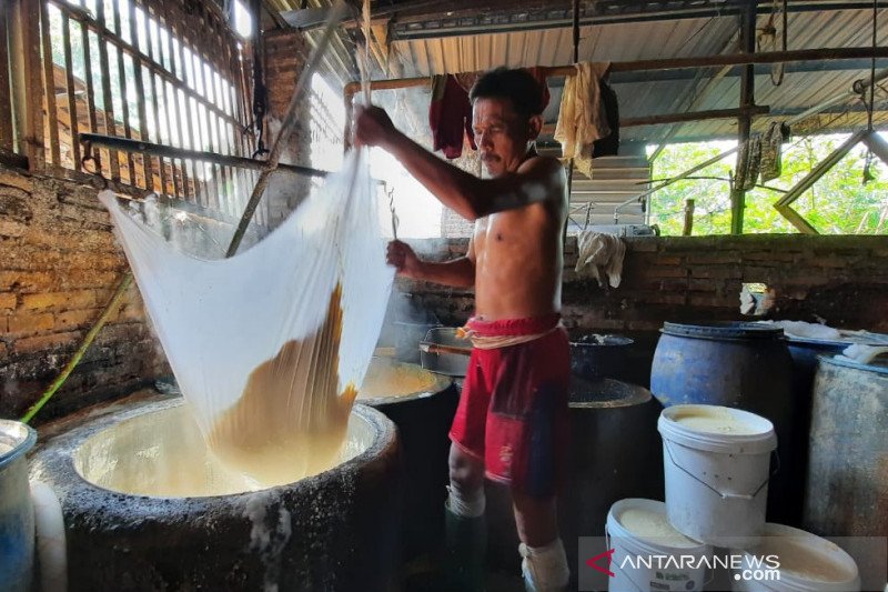 Perajin tahu tengah menyaring kedelai yang sudah dihaluskan di Kabupaten Kudus, Jawa Tengah. ANTARA/Akhmad Nazaruddin Lathif