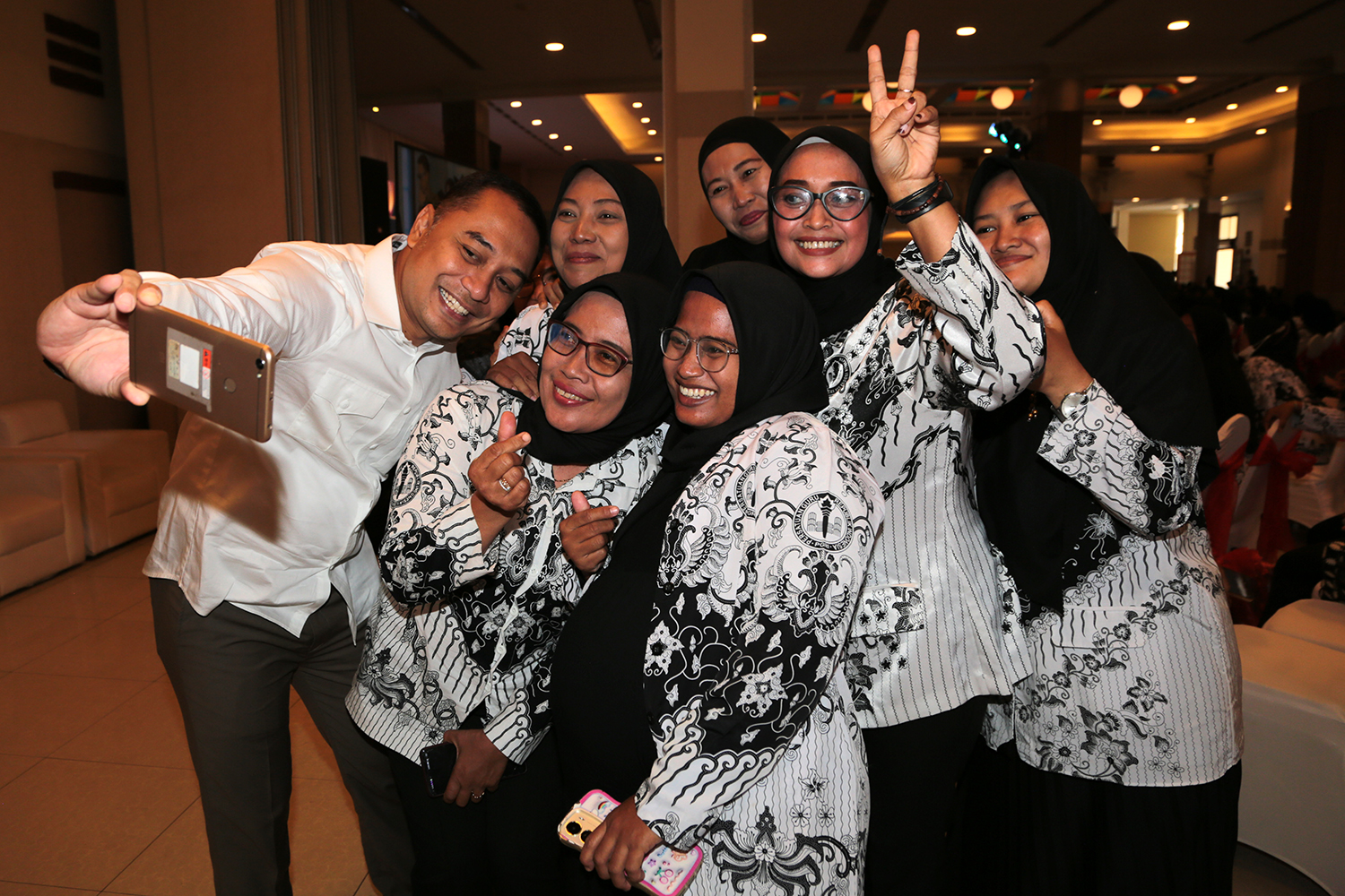 Pemkot Surabaya bersama Gabungan Organisasi Wanita Kota Surabaya memberikan fasilitas beasiswa S1 kepada 200 guru Pendidikan Anak Usia Dini dan TK perempuan yang bergabung di PGRI