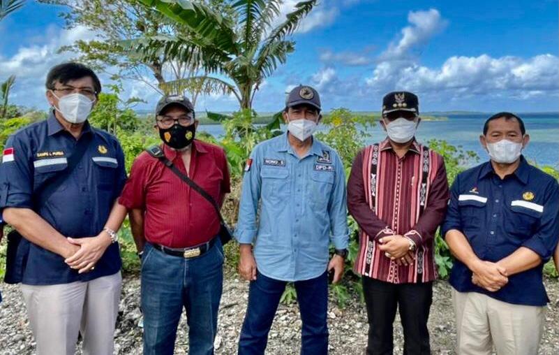 (Kika) Staf Ahli Menteri bid. Ekonomi dan Sumber Daya Alam, Bpk Sampe L Purba, yang mewakili Menteri ESDM; Staf Khusus DPD RI, Laksda (Purn) Didi Setiadi; Letjen (Purn) Nono Sampono,  Wakil ketua I dari DPD RI; Petrus Fatlolon, Bupati Kabupaten Kepulauan 