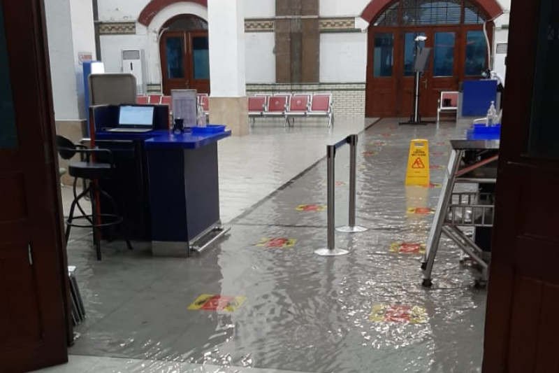 Stasiun Tawang Semarang kembali dilanda banjir akibat hujan lebat pada Selasa (23/2). ANTARA/HO-KAI Daop 4 Semarang

