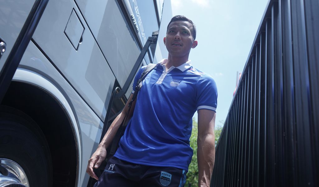 Kiper PERSIB, Teja Paku Alam meninggalkan Graha PERSIB untuk terbang ke Singapura dari Bandara Soekarno Hatta Tangerang, Banten, Selasa, 5 November 2024). (PERSIB.co.id/Rakha F. Hawadi)