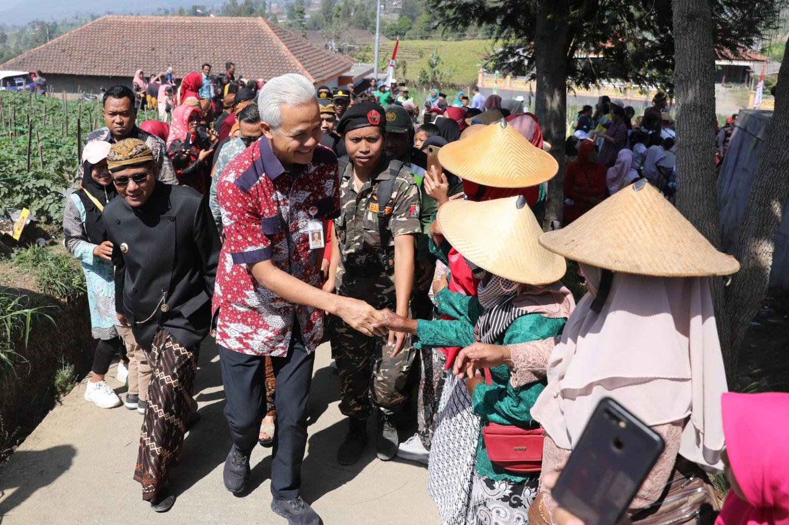 Ratusan warga Senden Kecamatan Selo Boyolali berkumpul di ladang tembakau, Kamis (3/8/2023). 