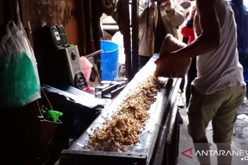 Dilarang Mudik, Pengrajin Tempe Bagikan Gratis Hasil Produksinya