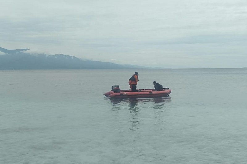 Tim SAR mencari anak berusia empat tahun yang dilaporkan hilang saat mandi di Pantai Akipai, Dusun Wainuru, Desa Waai, Kecamatan Salahutu, Pulau Ambon, Kabupaten Maluku Tengah, Provinsi Maluku, Minggu (20/12/2020). (HO Basarnas Ambon)
